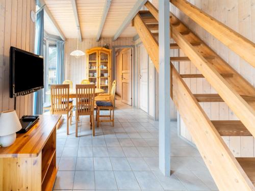 Televisyen dan/atau pusat hiburan di Holiday home in Granzow with pool