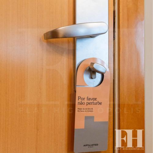 a sign on a door that reads for favor mobediaedia at Flat Higienópolis in Sao Paulo