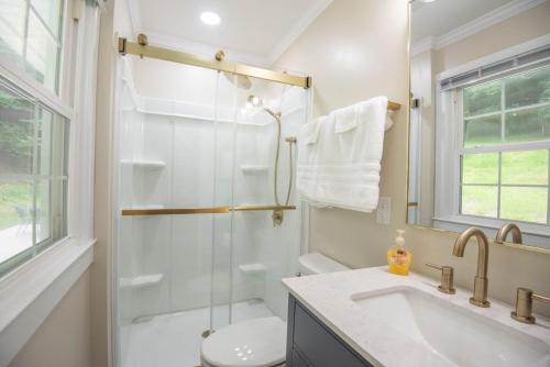 Koupelna v ubytování West Jefferson 3Bd- Hot Tub, Dogs Welcome, Fire Pit & More