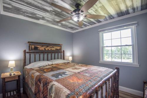 Postel nebo postele na pokoji v ubytování West Jefferson 3Bd- Hot Tub, Dogs Welcome, Fire Pit & More
