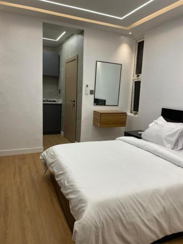 Postel nebo postele na pokoji v ubytování Primes Apartment stylish fully furnished studio apartment offers a comfortable and versatile space for singles and couples and family to relax an unwind