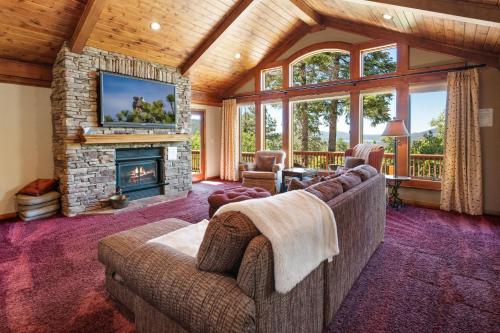 un salon avec un canapé et une cheminée dans l'établissement Luxury View Lodge - Luxurious, Lake & Slope Views, Game Room, Jet Tub, Fireplace, Smart TV, BBQ, à Big Bear Lake
