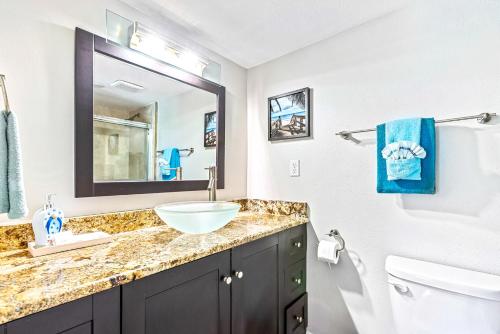 Bilik mandi di Surfside 112 - Ground-Level with Ocean View Patio, Steps to Pool & Beach