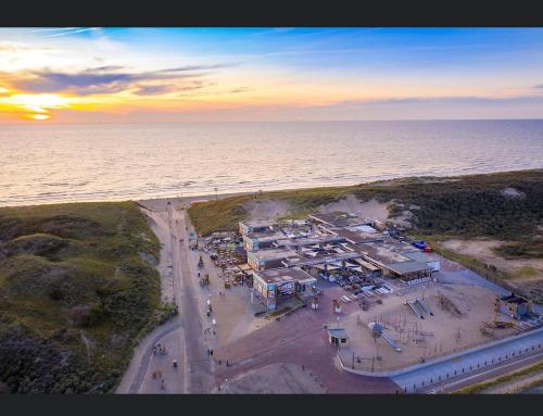 an aerial view of a parking lot next to the ocean at Luxe appartement dichtbij strand en zee, in het hart van de bollenstreek in Noordwijkerhout