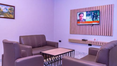 Una televisión o centro de entretenimiento en H3 Hotel and Events Centre