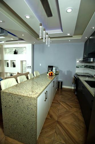 a kitchen with a large counter top in a room at Espectacular y Moderno Apartamento Paradise a 15 min en vehiculo del Zocalo de Oaxaca in Oaxaca City
