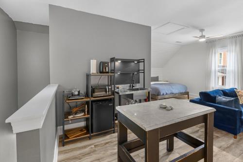 チャールストンにあるCharming Chic Charleston & DI Loft Getawayのテーブルとキッチンのあるリビングルーム