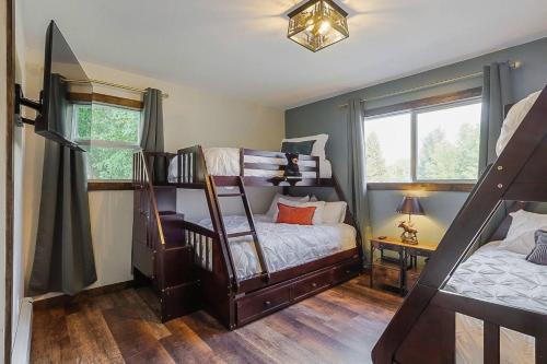 a bedroom with two bunk beds and a window at Refined 6br Moose & Bear Lodge By Sweetheart Stay in Livingston