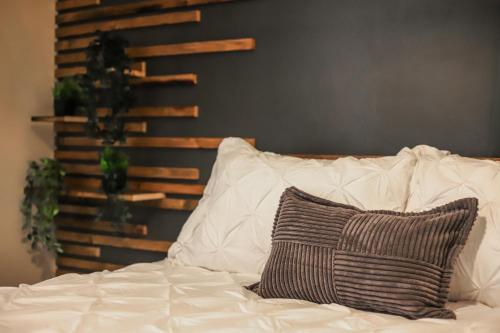 a white bed with a pillow on top of it at Refined 6br Moose & Bear Lodge By Sweetheart Stay in Livingston
