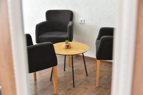 a meeting room with a table and two chairs at Apartman Sanja in Džavarci
