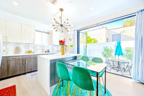Η κουζίνα ή μικρή κουζίνα στο B- InstaWorthy & Family-Friendly NoHo Gem- Near Universal & Hollywood with Parking, Games, and Hot Tub
