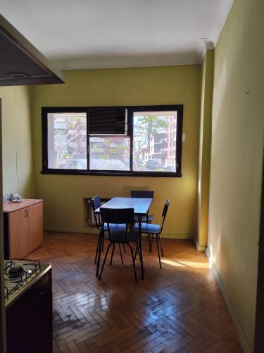 Una cocina con una mesa y sillas en una habitación. en Libertador 1, en Montevideo