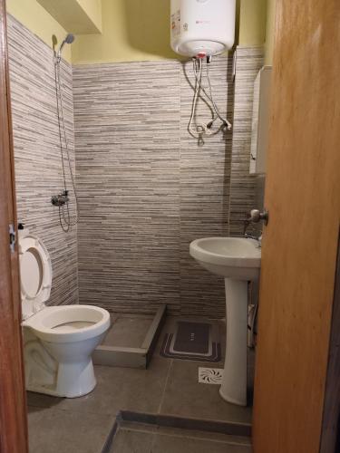 un baño con inodoro y lavabo en Libertador 1, en Montevideo