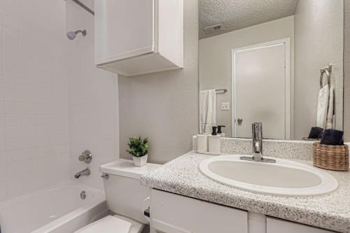 Un baño con lavabo, inodoro y bañera. en Chic 2B - 2BA Getaway - Cedar Park - North Austin, en Austin