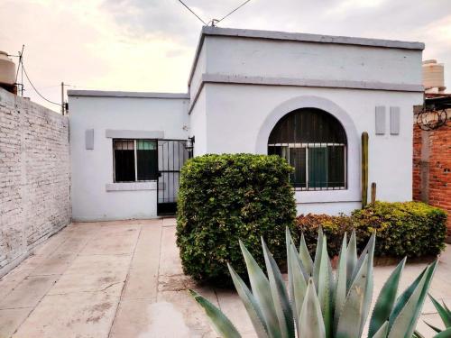 a white house with plants in front of it at Casa Andali Animas in Viñedos