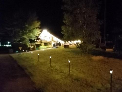 Κήπος έξω από το Charmant Chalet HUOT à Sainte-Lucie des-Laurentides