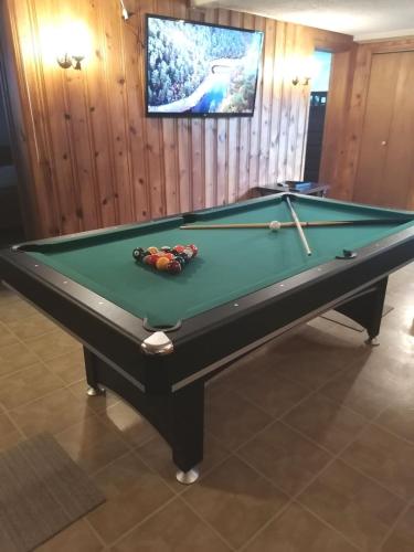 Τραπέζι μπιλιάρδου στο Charmant Chalet HUOT à Sainte-Lucie des-Laurentides