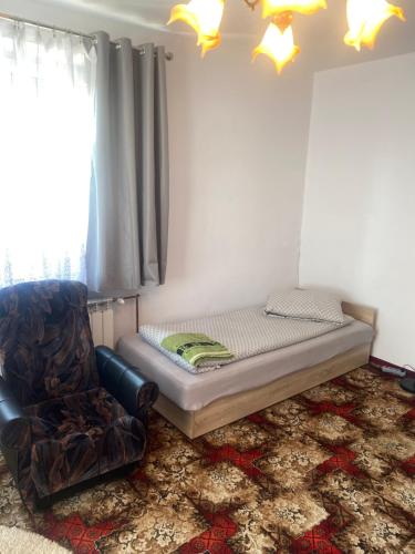 Cama o camas de una habitación en Pokoje na wynajem "Pod Lasem"