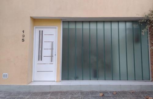 a white door on the side of a building at Departamento Moderno in Neuquén