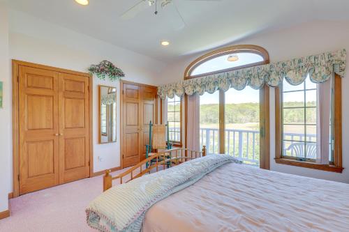 Ένα ή περισσότερα κρεβάτια σε δωμάτιο στο Inviting Rockport Rental with Deck Walk to Beach!