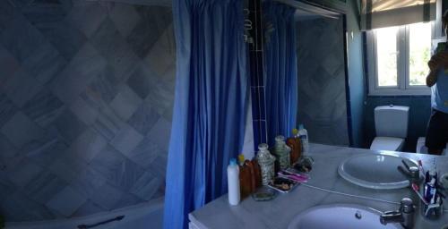 ein Badezimmer mit Waschbecken, Badewanne und Spiegel in der Unterkunft Apartamento Playa Muralla in El Puerto de Santa María