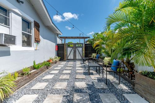 Μπαλκόνι ή βεράντα στο Remodeled 2BR Apartment w/ Garden Deck