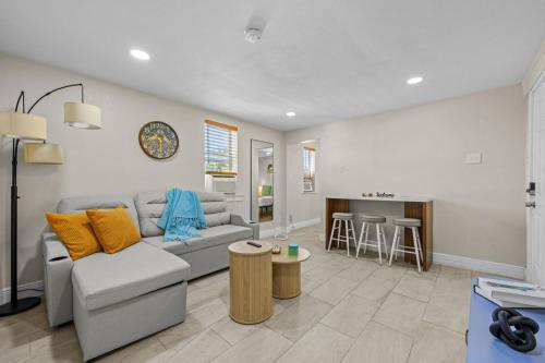 Χώρος καθιστικού στο Remodeled 2BR Apartment w/ Garden Deck