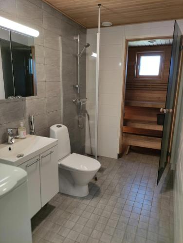 Ένα μπάνιο στο Convenient Apartment for 3 with Sauna