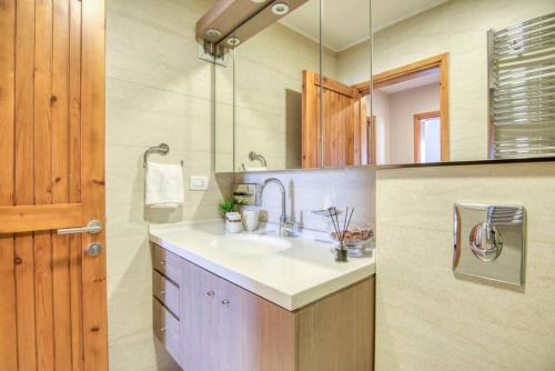 Η κουζίνα ή μικρή κουζίνα στο Gin - Duplex 3-BR Chalet in Mzaar