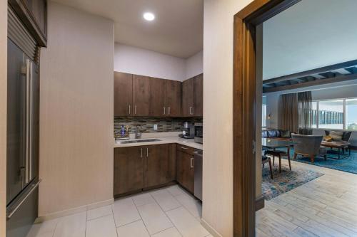 Una cocina o cocineta en The Westin Buffalo