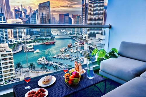 ドバイにあるBarsana - Premier 3Bed Suite - Marina & Sea Viewsのテーブル(食べ物、ワイン付)