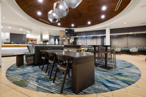 Un restaurante o sitio para comer en SpringHill Suites by Marriott McAllen Convention Center