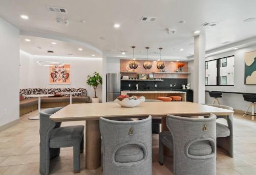 a kitchen and dining room with a table and chairs at Stylish New Studio DT - Pool, Gym - Rooftop Lounge in Houston