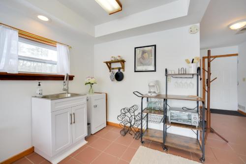 Dapur atau dapur kecil di Cozy Studio on Secluded 55 Acres with Fire Pit!