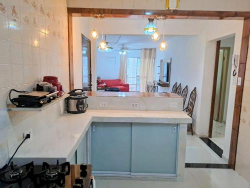 eine Küche mit einer Arbeitsplatte in einem Raum in der Unterkunft Recanto da Felicidade in Guarujá