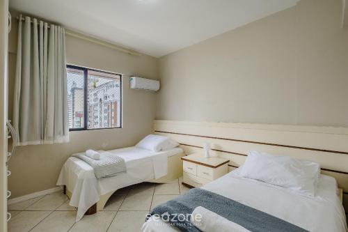 Ένα ή περισσότερα κρεβάτια σε δωμάτιο στο Apto c/ varanda e churrasq. a 200m do Mar RDT1004