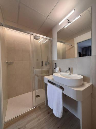a white bathroom with a sink and a shower at Hostal Boutique Hs Puerto Lumbreras in Puerto Lumbreras