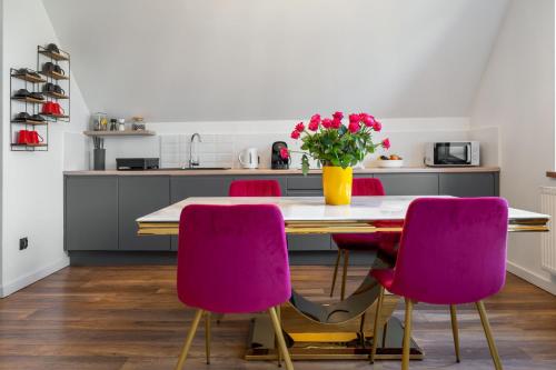 ザコパネにあるWilla Jarosta Premium & SPAのキッチン(ダイニングテーブル、紫色の椅子付)