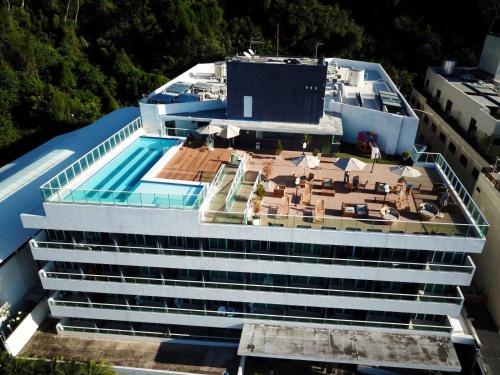 an overhead view of a building with a swimming pool at Blue Sunset Family Experience in João Pessoa