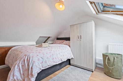 - une chambre avec un lit et une armoire blanche dans l'établissement Beautiful apartment in the heart of Oxford City, à Oxford