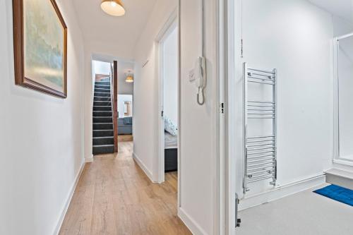 un couloir avec une porte menant à une chambre dans l'établissement Beautiful apartment in the heart of Oxford City, à Oxford