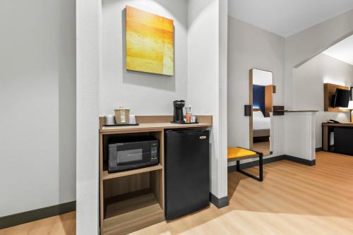 a kitchen with a microwave and a counter with a microwave at Comfort Suites Texarkana Texas in Texarkana - Texas