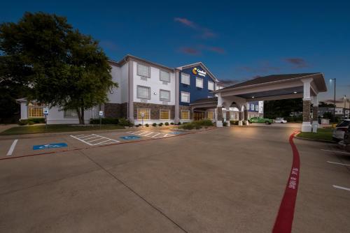 a rendering of a hotel with a parking lot at Comfort Suites Texarkana Texas in Texarkana - Texas
