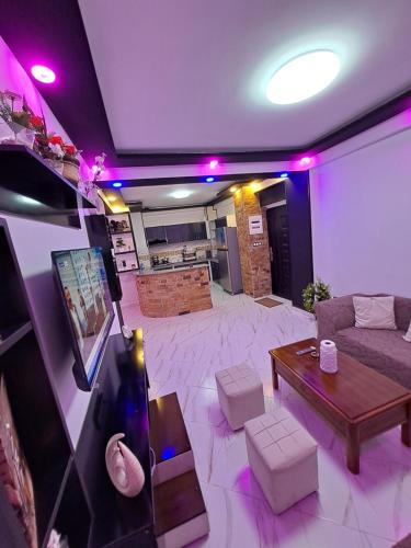 a living room with a couch and a table at Joli F3 Saket Plage in Bejaïa