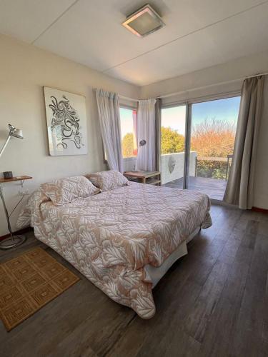 Llit o llits en una habitació de Delamar suites