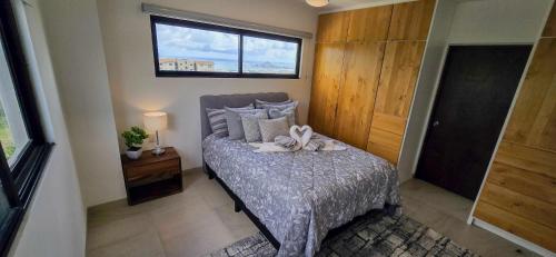 Ένα ή περισσότερα κρεβάτια σε δωμάτιο στο Stunning Condo with Panoramic Ocean & city views