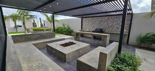 Κήπος έξω από το Stunning Condo with Panoramic Ocean & city views
