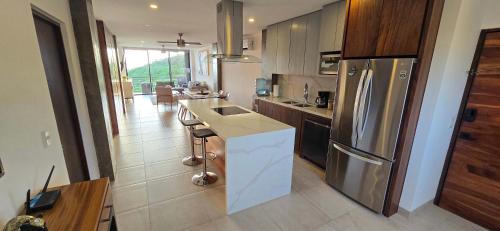 Dapur atau dapur kecil di Stunning Condo with Panoramic Ocean & city views