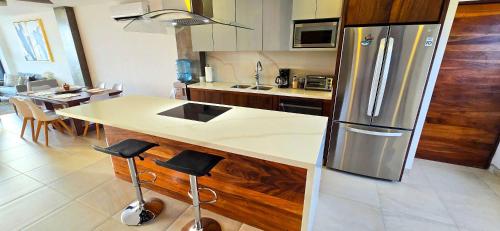 Η κουζίνα ή μικρή κουζίνα στο Stunning Condo with Panoramic Ocean & city views