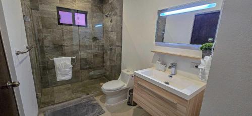 Ένα μπάνιο στο Stunning Condo with Panoramic Ocean & city views